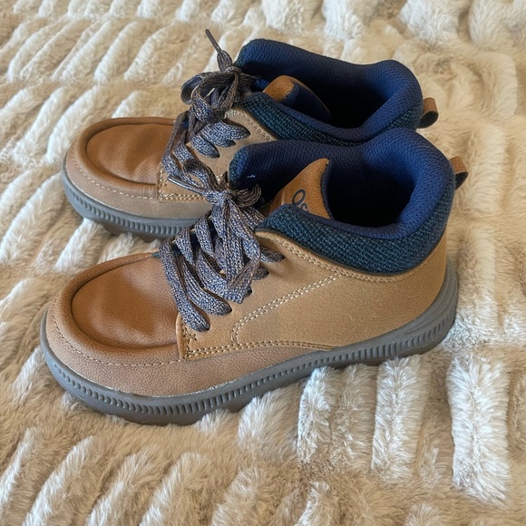 Boys Osh Kosh size 1 boots- new without tag - Picture 2 of 3
